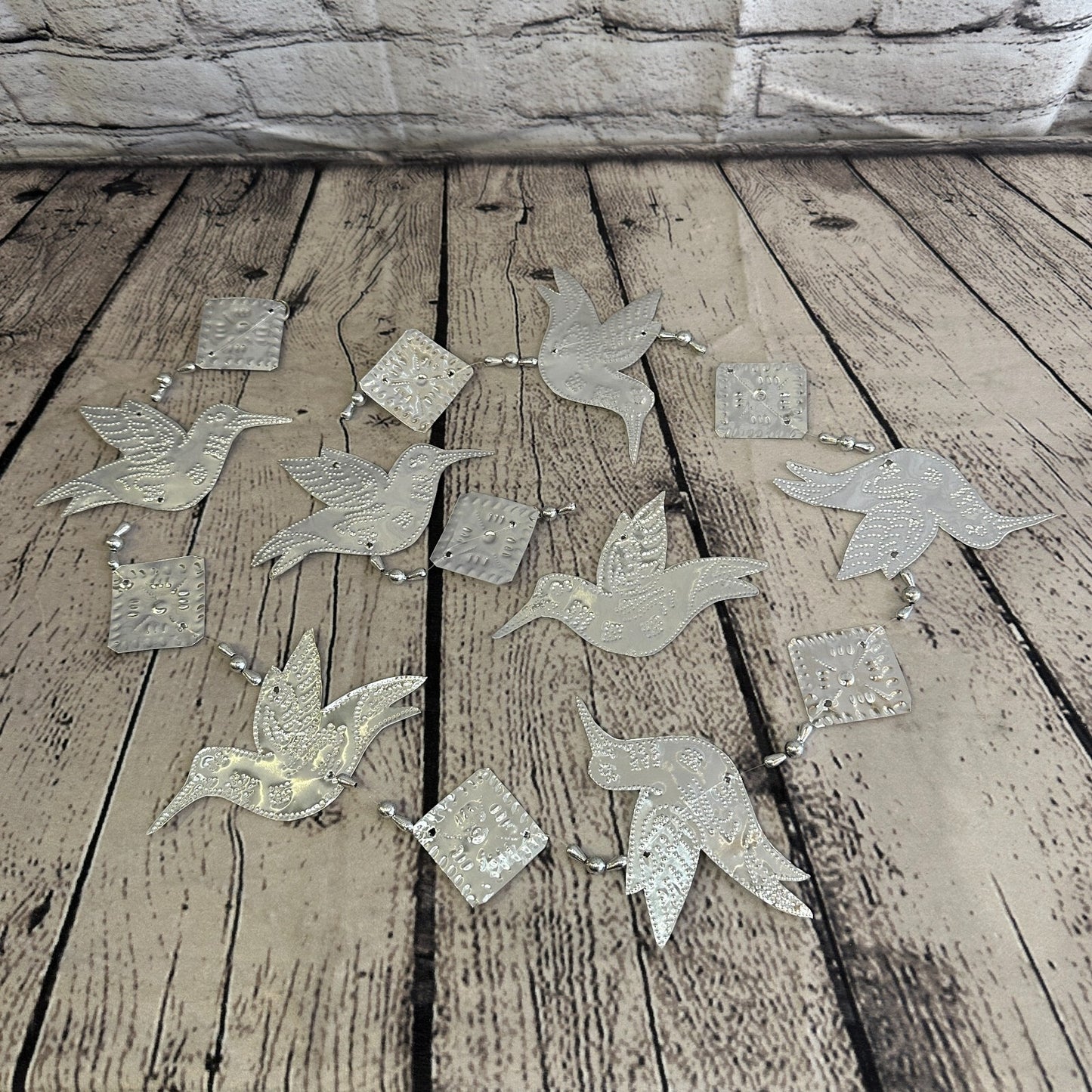 Aluminium Stamped Sitting Humming Bird String Wall Hangings Home Decoration