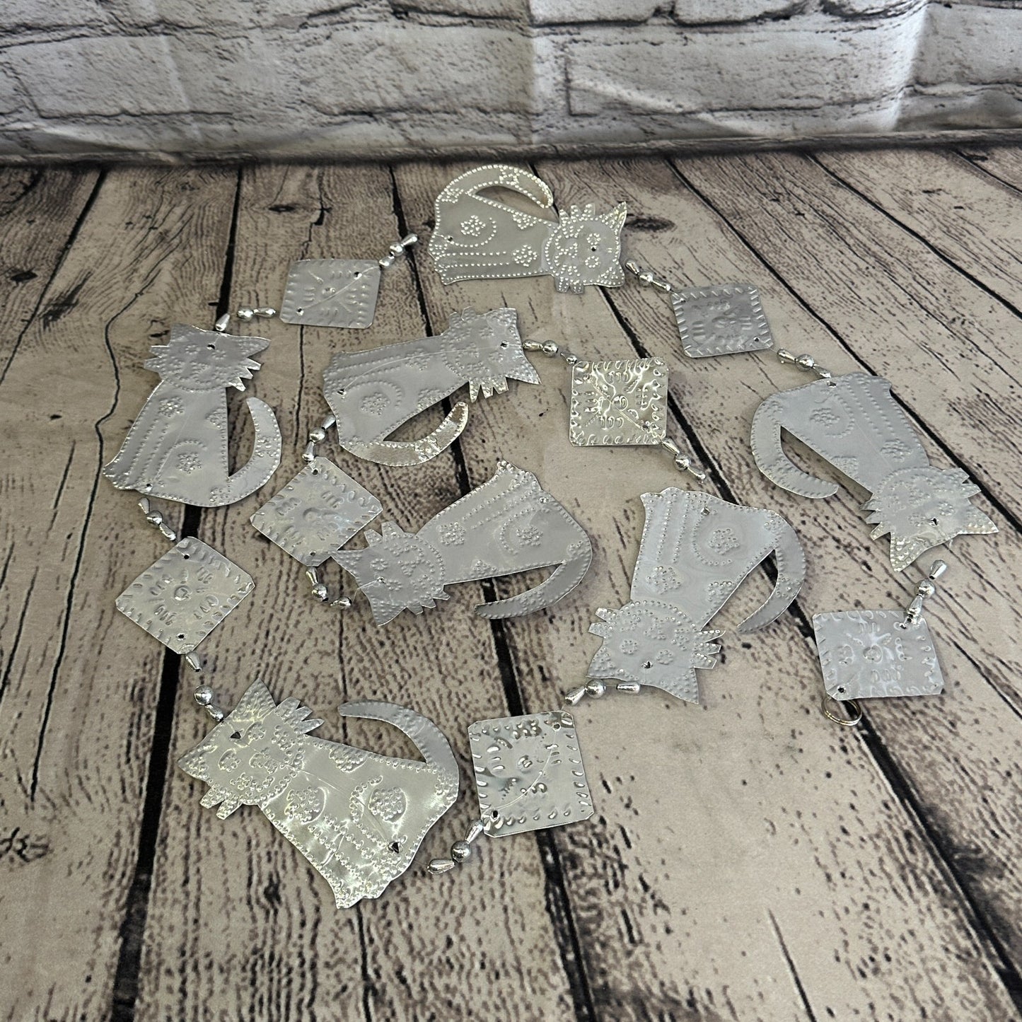 Aluminium Stamped Sitting Cat String Wall Hangings Home Decoration