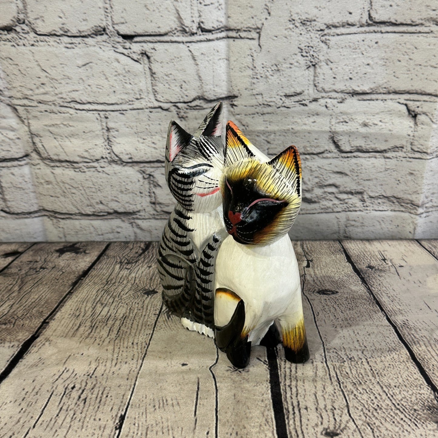 20cm x 15cm Siamese / Grey Style Painted Wooden Hand Carved Kissing Cat Wooden