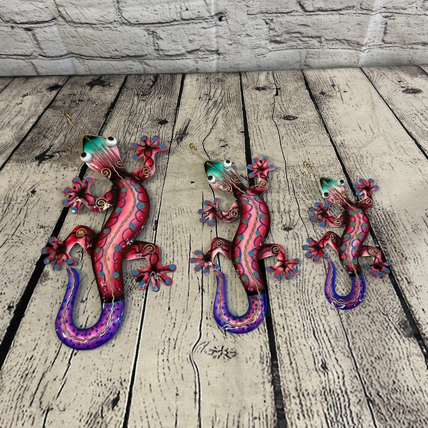 25cm x 12cm Pink Gecko Lizard Metal Tin Wall Hanging Ornament Painted Statue