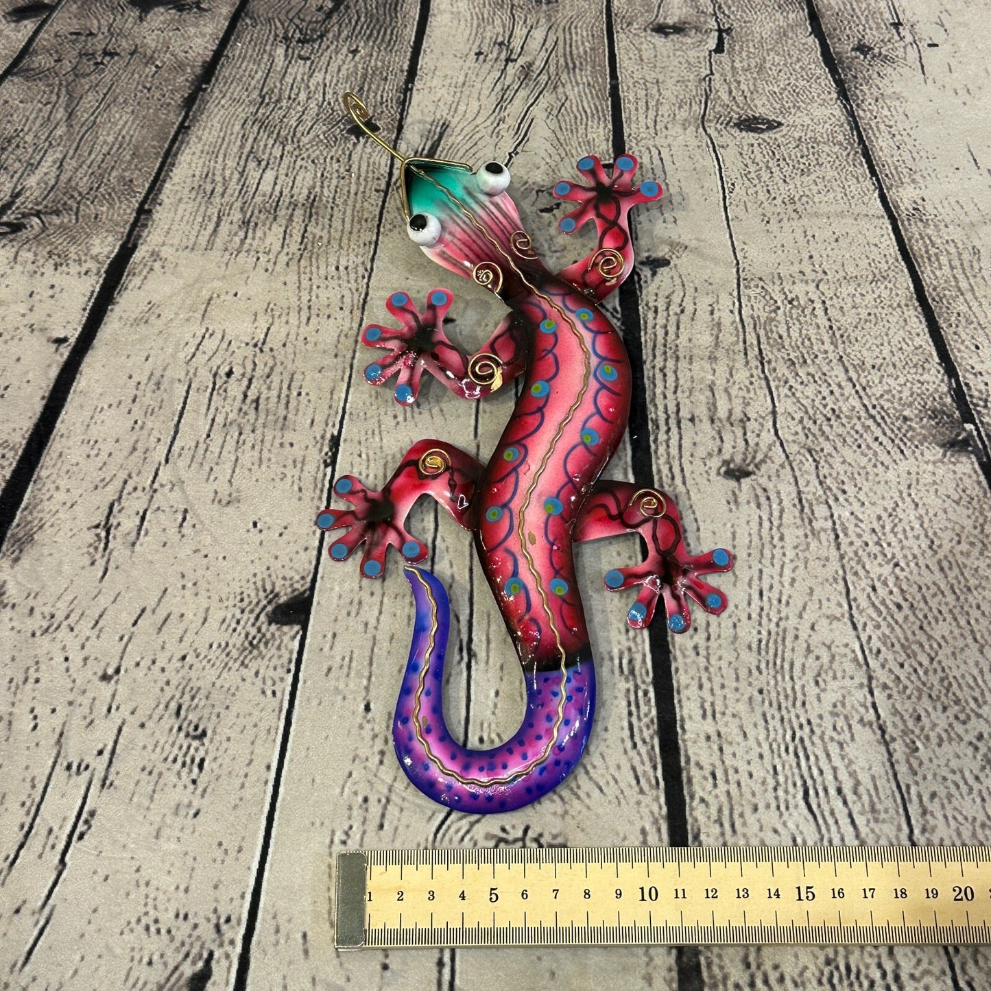 25cm x 12cm Pink Gecko Lizard Metal Tin Wall Hanging Ornament Painted Statue