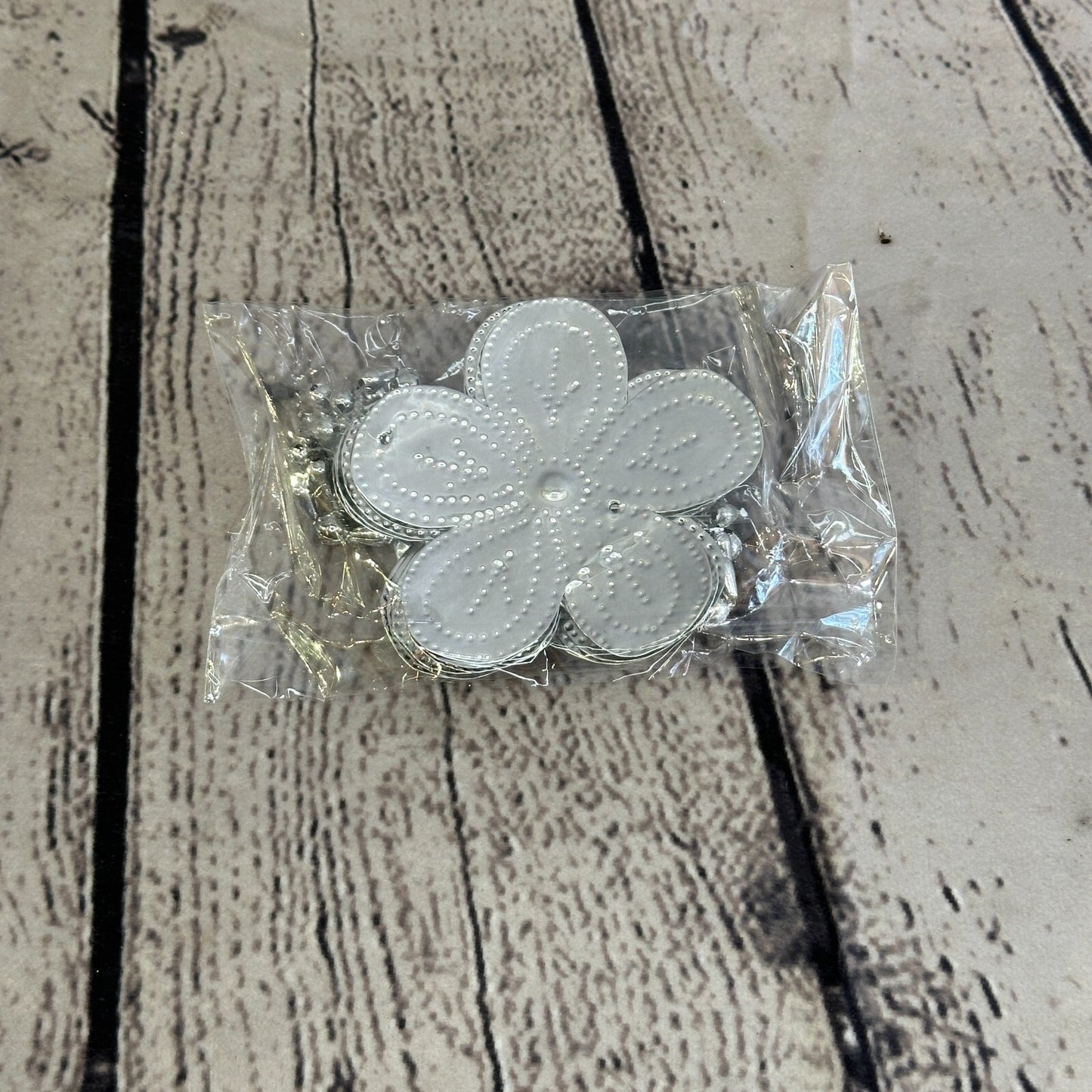 Aluminium Stamped Sitting Flower String Wall Hangings Home Decoration