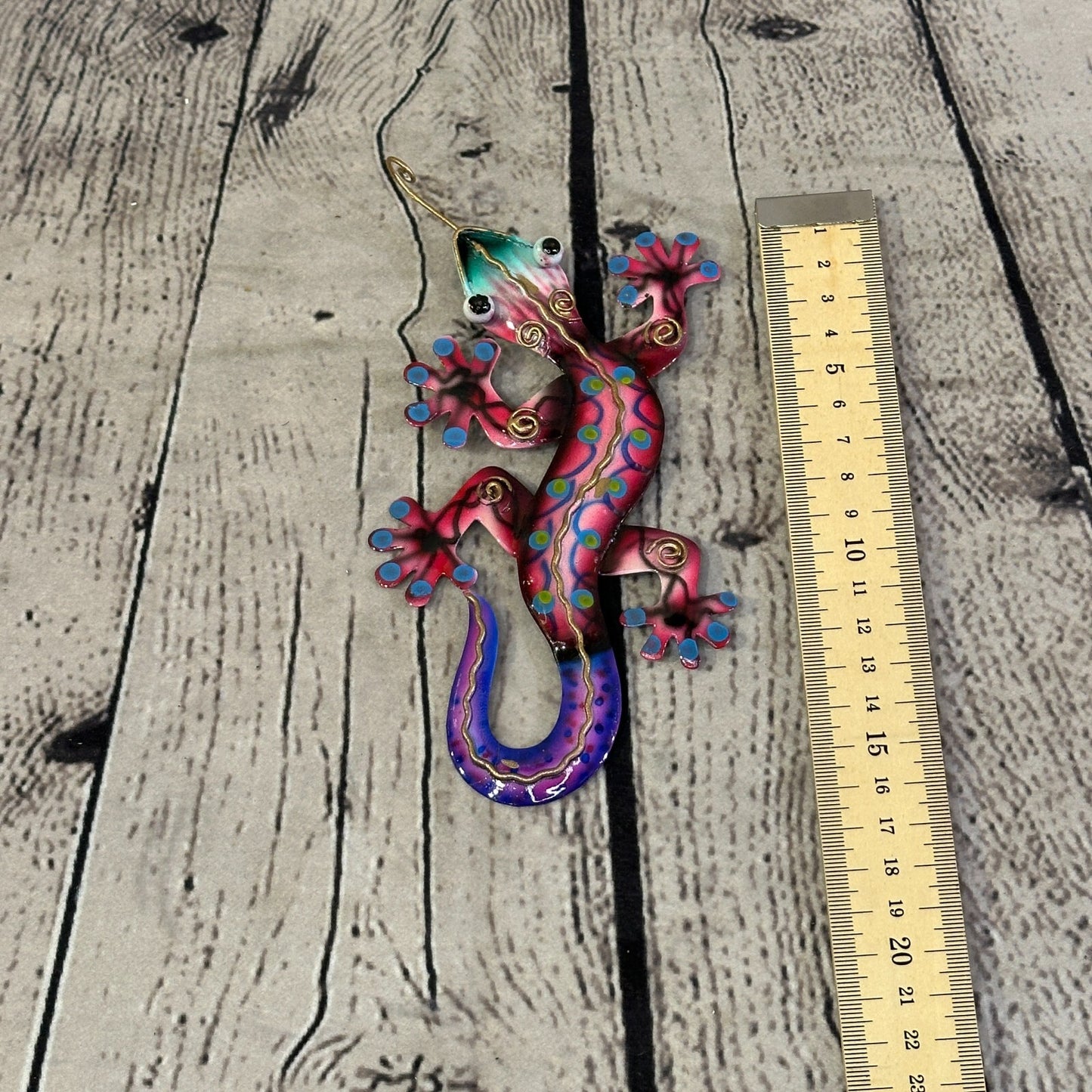 15cm x 8cm Pink Gecko Lizard Metal Tin Wall Hanging Ornament Painted Statue