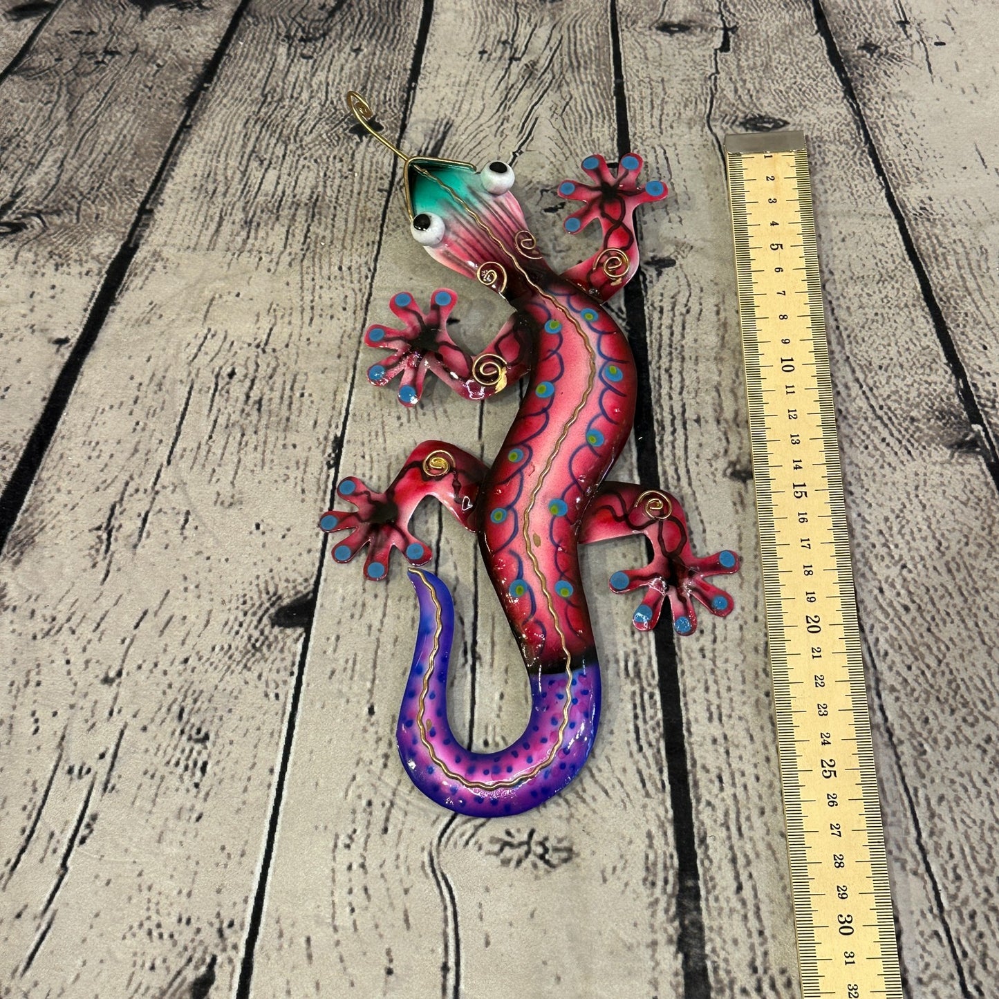25cm x 12cm Pink Gecko Lizard Metal Tin Wall Hanging Ornament Painted Statue