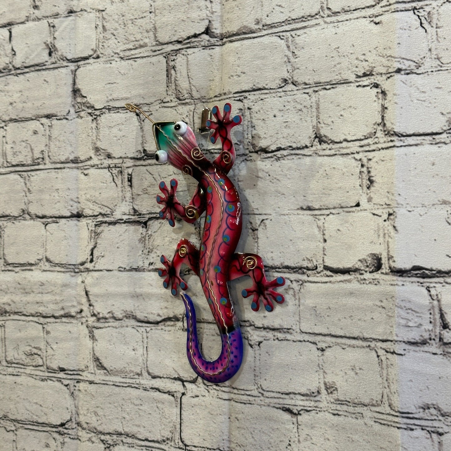 25cm x 12cm Pink Gecko Lizard Metal Tin Wall Hanging Ornament Painted Statue