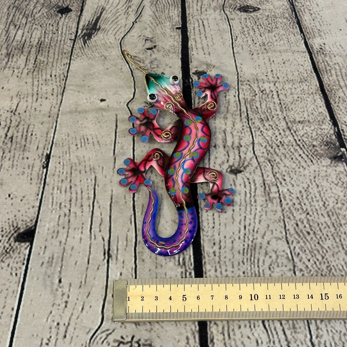 15cm x 8cm Pink Gecko Lizard Metal Tin Wall Hanging Ornament Painted Statue