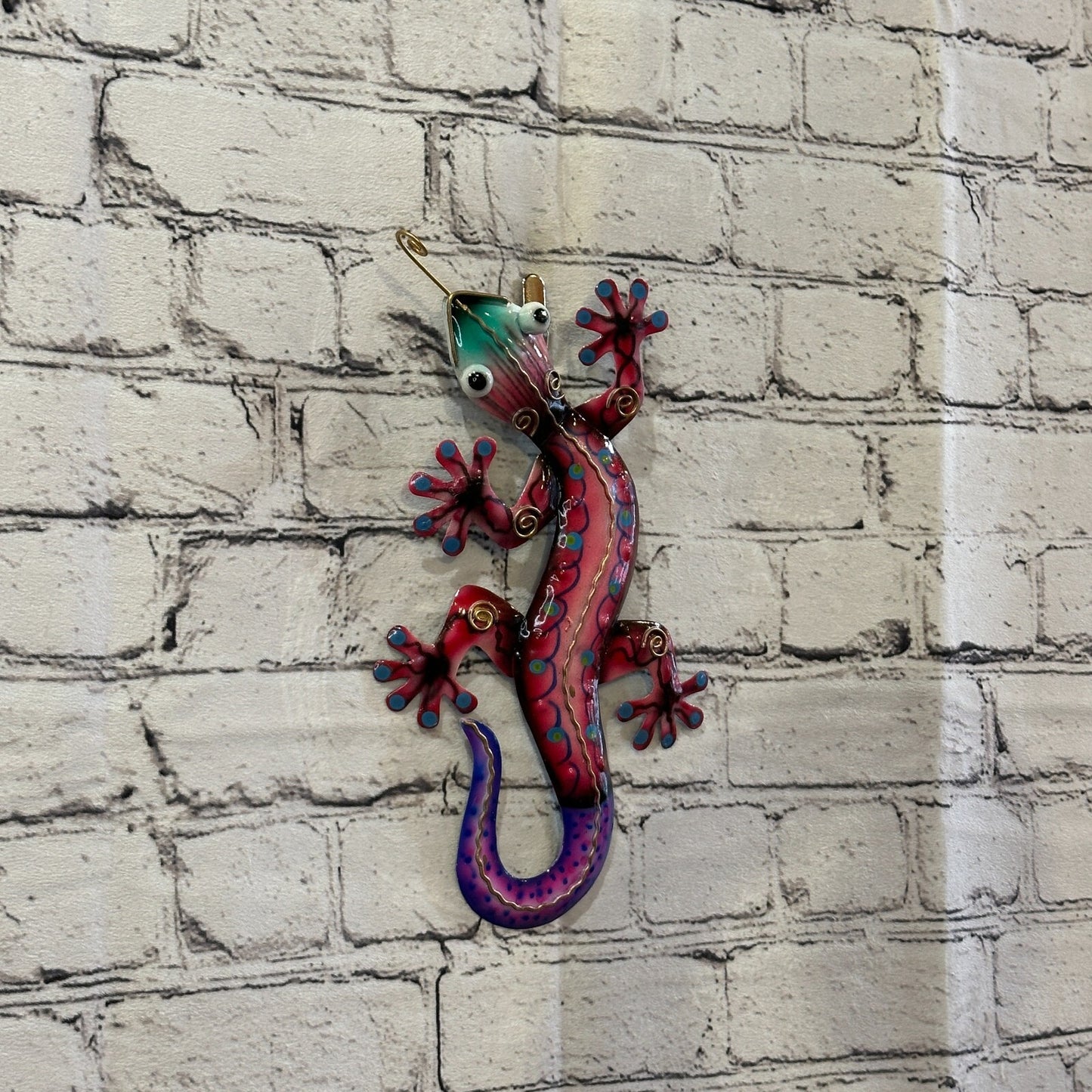 25cm x 12cm Pink Gecko Lizard Metal Tin Wall Hanging Ornament Painted Statue