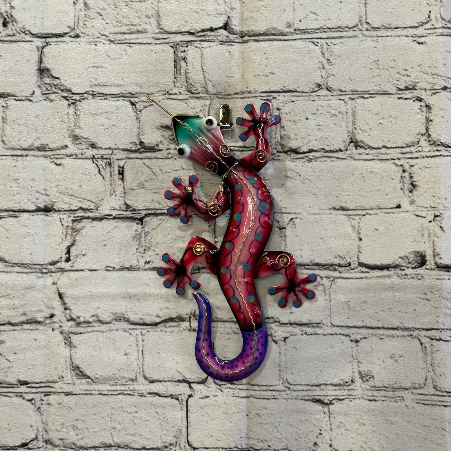 25cm x 12cm Pink Gecko Lizard Metal Tin Wall Hanging Ornament Painted Statue