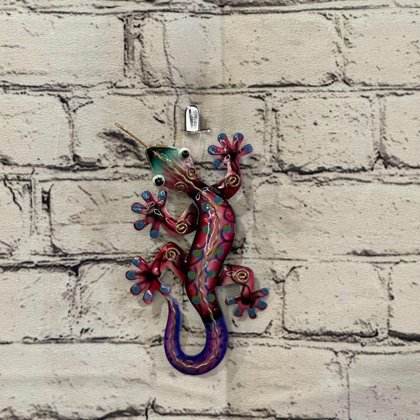 15cm x 8cm Pink Gecko Lizard Metal Tin Wall Hanging Ornament Painted Statue
