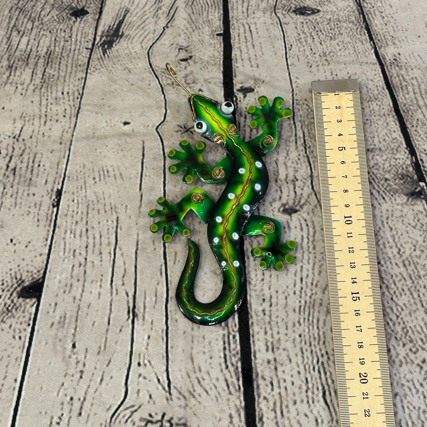15cm x 8cm Green Gecko Lizard Metal Tin Wall Hanging Ornament Painted Statue