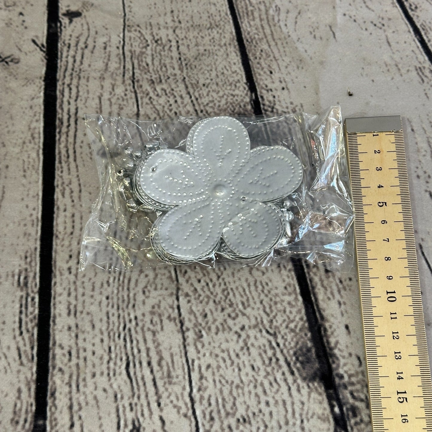 Aluminium Stamped Sitting Flower String Wall Hangings Home Decoration