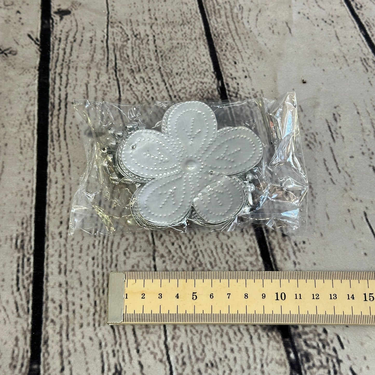Aluminium Stamped Sitting Flower String Wall Hangings Home Decoration