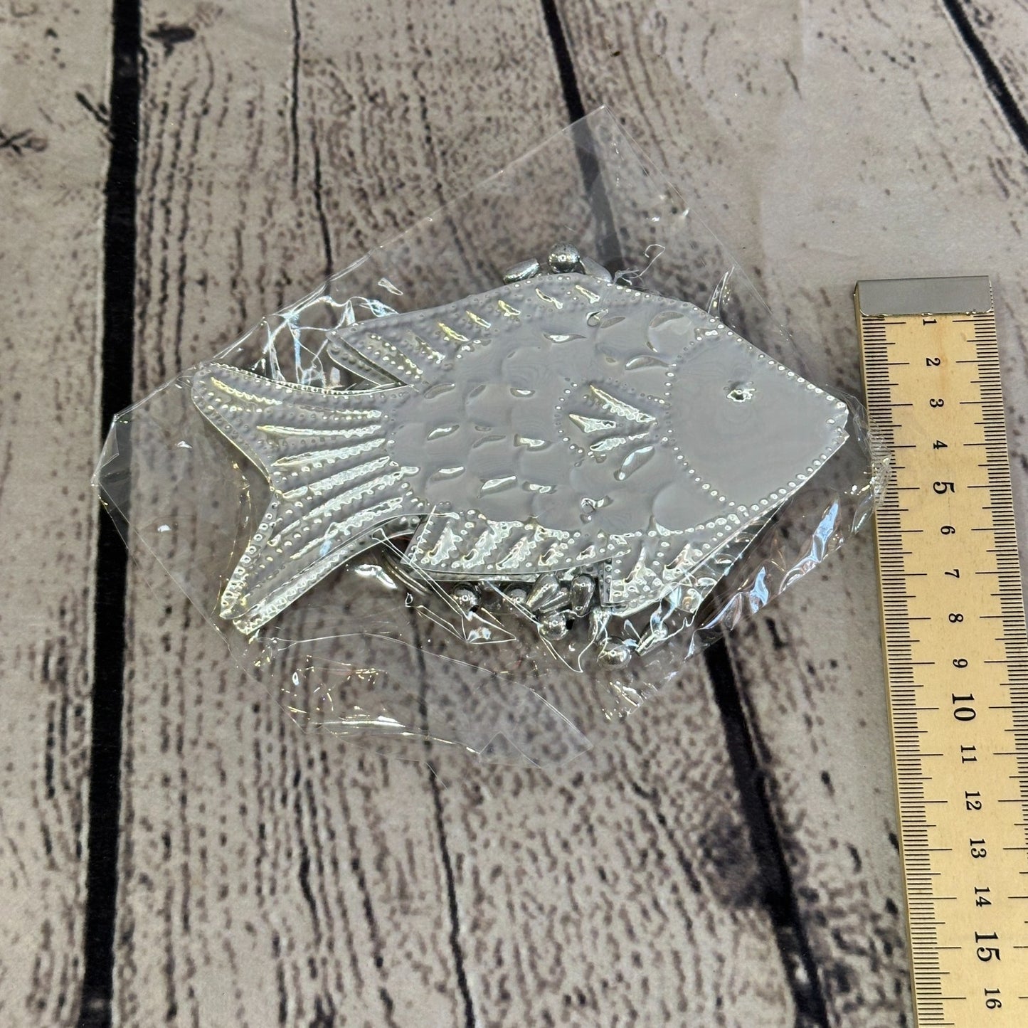 Aluminium Stamped Sitting Fish String Wall Hangings Home Decoration3
