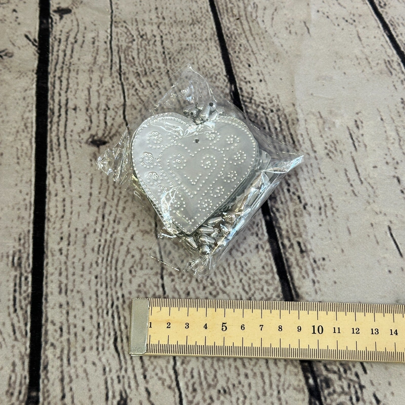 Aluminium Stamped Sitting Love Heart String Wall Hangings Home Decoration2