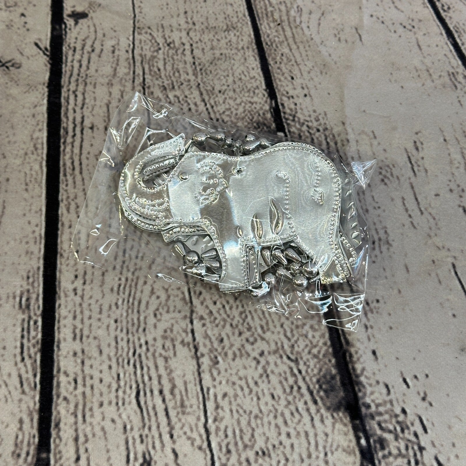 Aluminium Stamped Sitting Elephant String Wall Hangings Home Decoration1