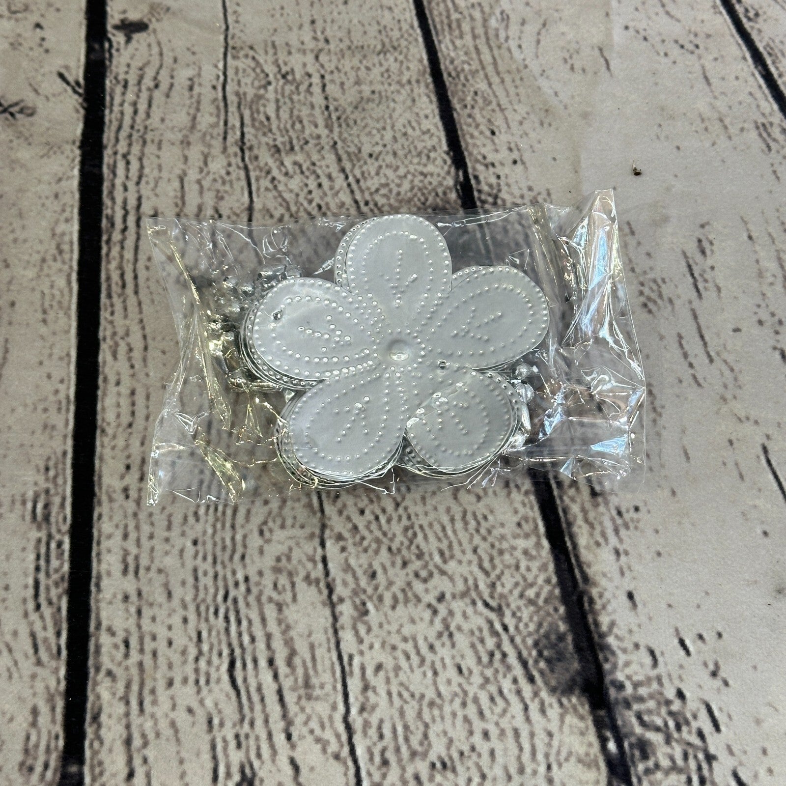 Aluminium Stamped Sitting Flower String Wall Hangings Home Decoration1