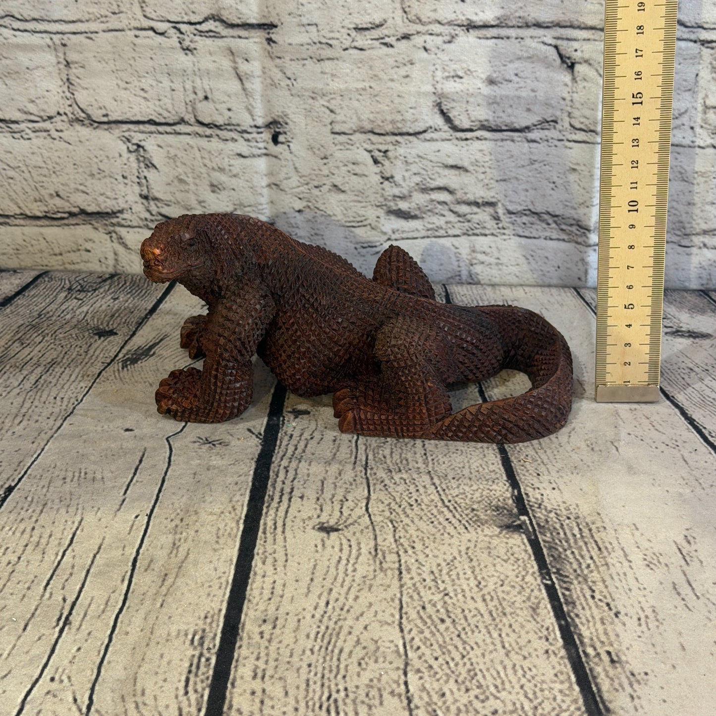 10cm x 20cm Wooden Komodo Dragon Exquisite Detailing Ornament Hand Carved5