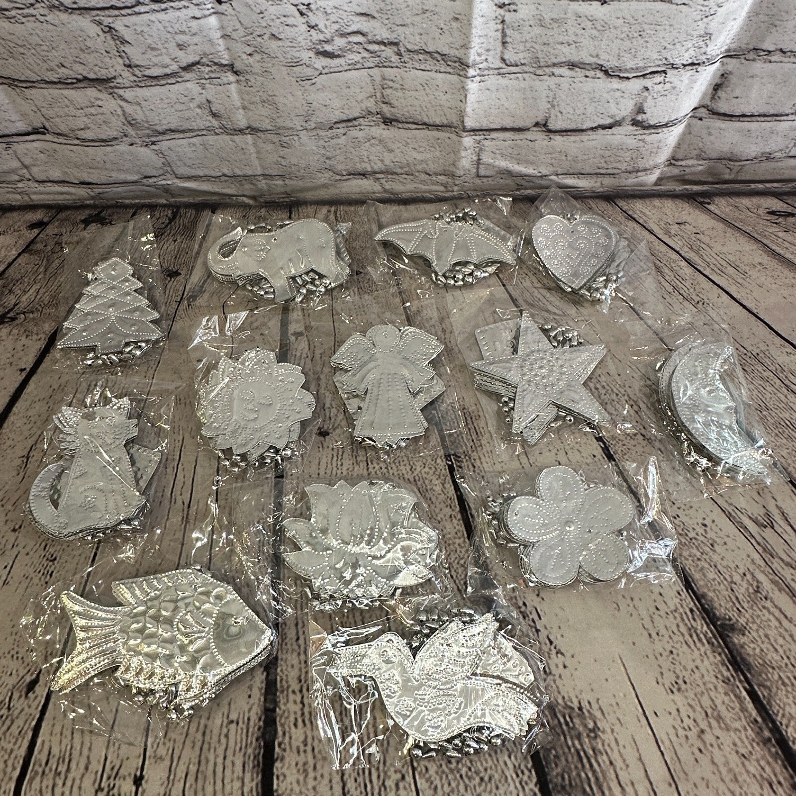 Aluminium Stamped Sitting Flower String Wall Hangings Home Decoration7