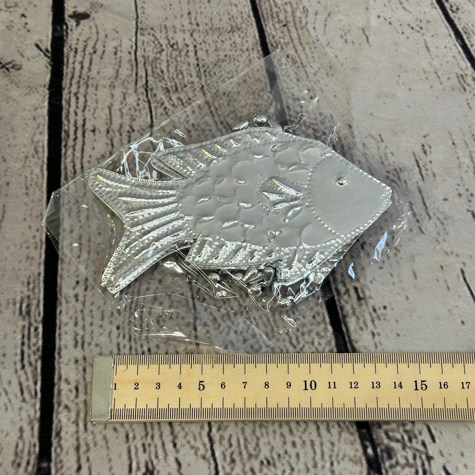 Aluminium Stamped Sitting Fish String Wall Hangings Home Decoration2