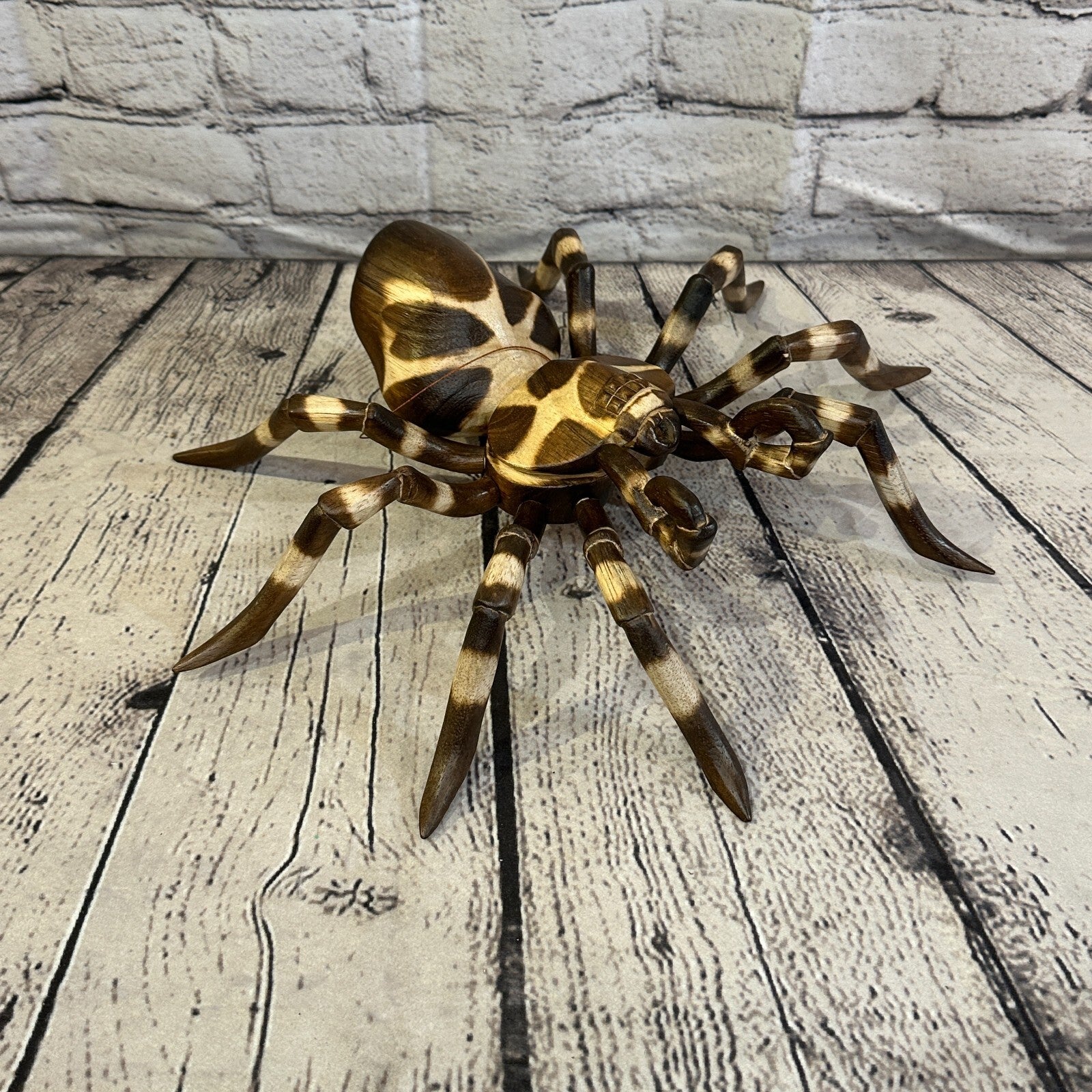 30cm x 25cm Wooden Spider Carving Hand Carved Walking Spider Tarantula Statue3
