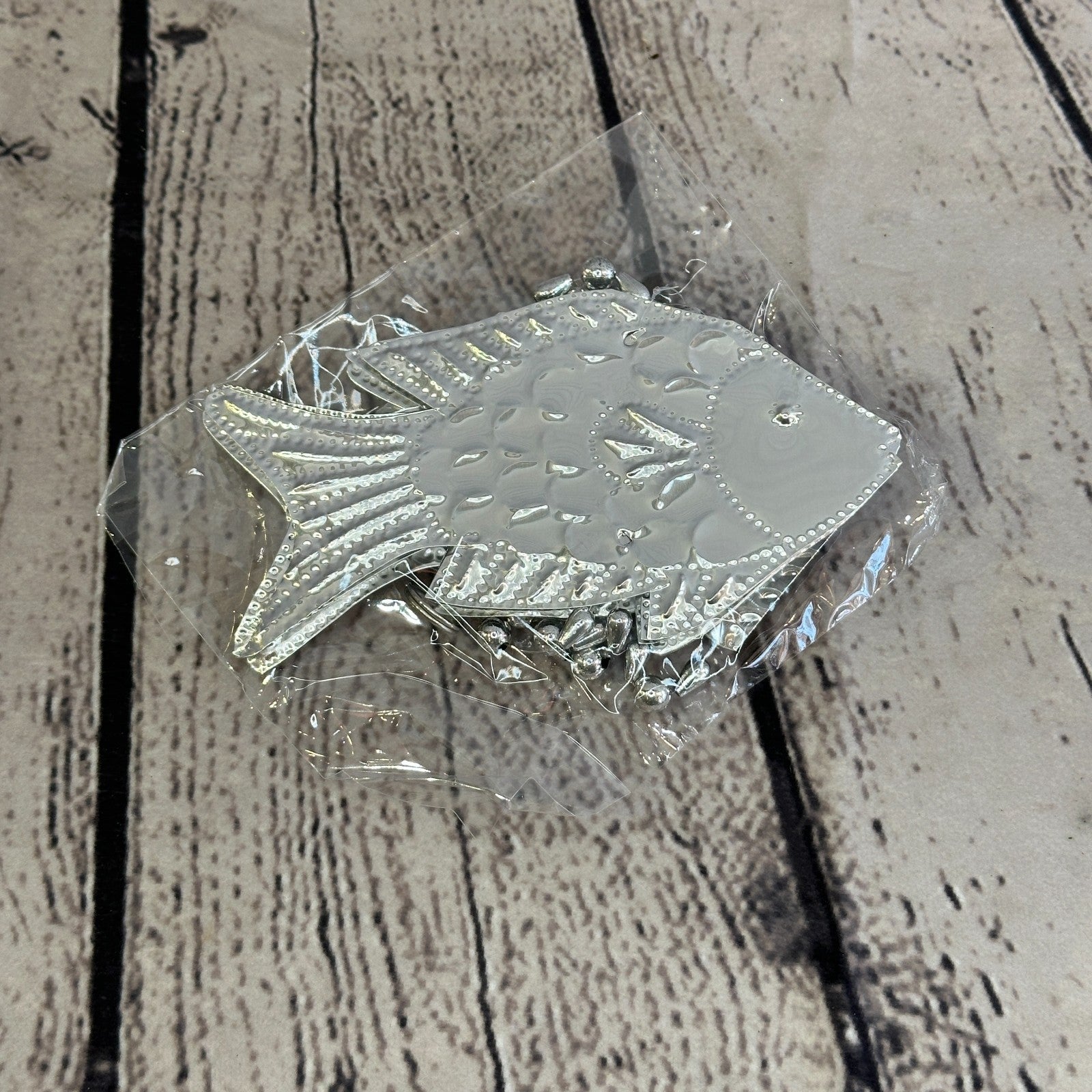 Aluminium Stamped Sitting Fish String Wall Hangings Home Decoration1