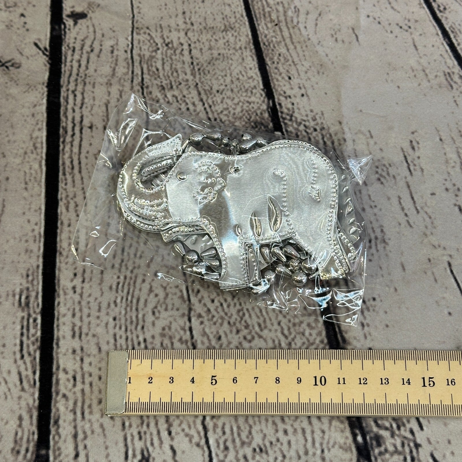 Aluminium Stamped Sitting Elephant String Wall Hangings Home Decoration2