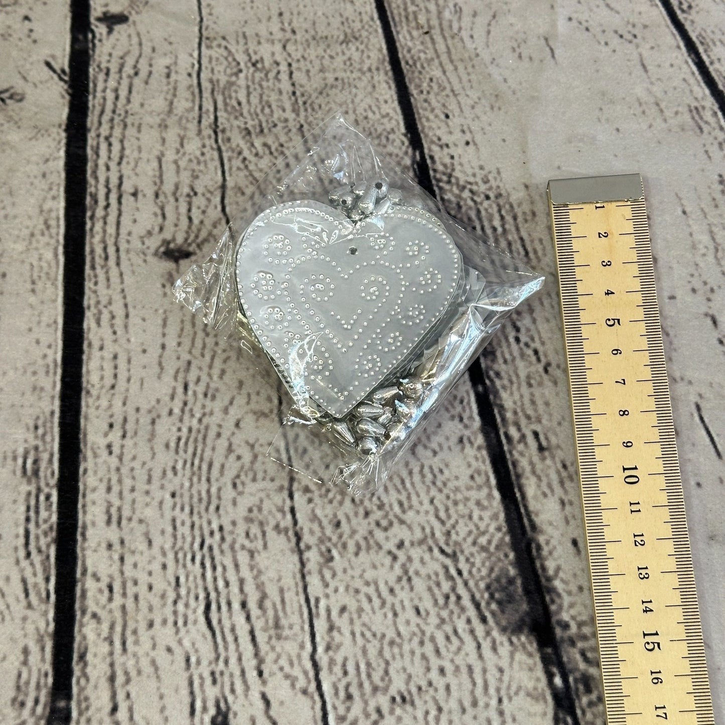 Aluminium Stamped Sitting Love Heart String Wall Hangings Home Decoration3