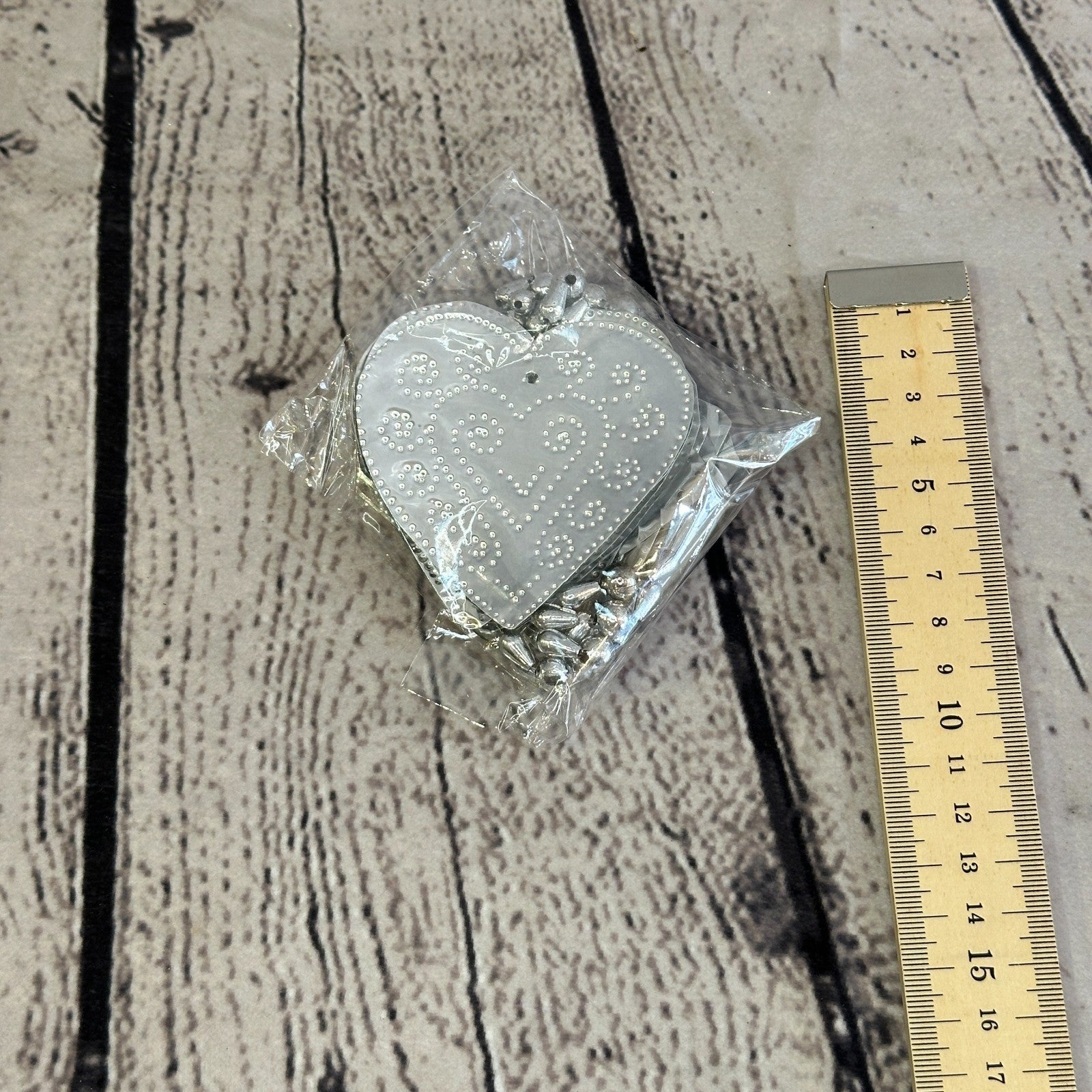 Aluminium Stamped Sitting Love Heart String Wall Hangings Home Decoration3