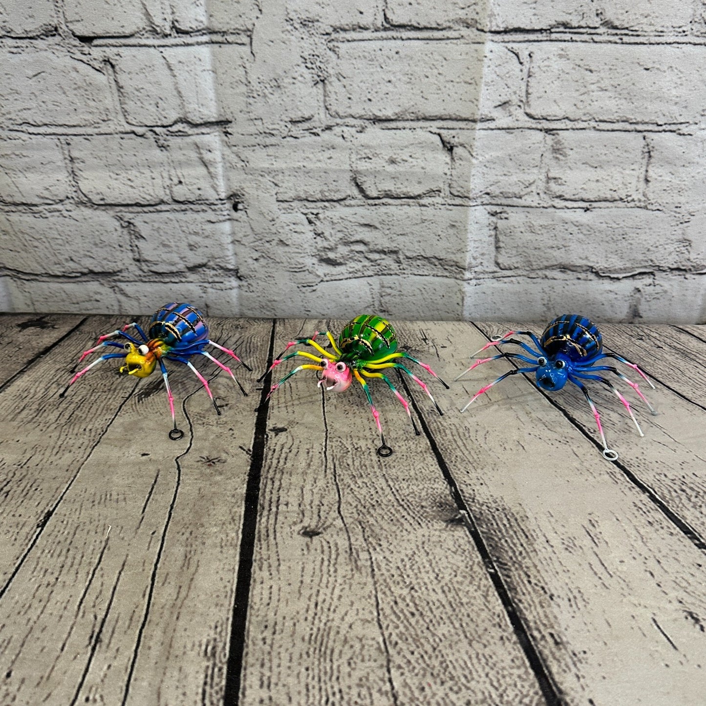 12cm x 8cm Green Pink Spider Bug Metal Tin Wall Hanging Ornament Painted Statue