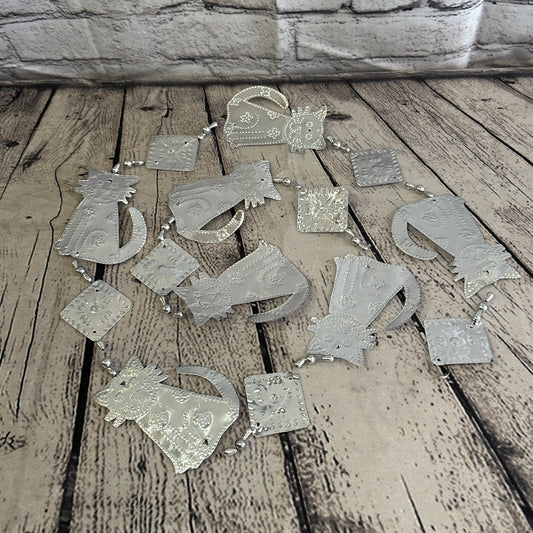 Aluminium Stamped Sitting Cat String Wall Hangings Home Decoration