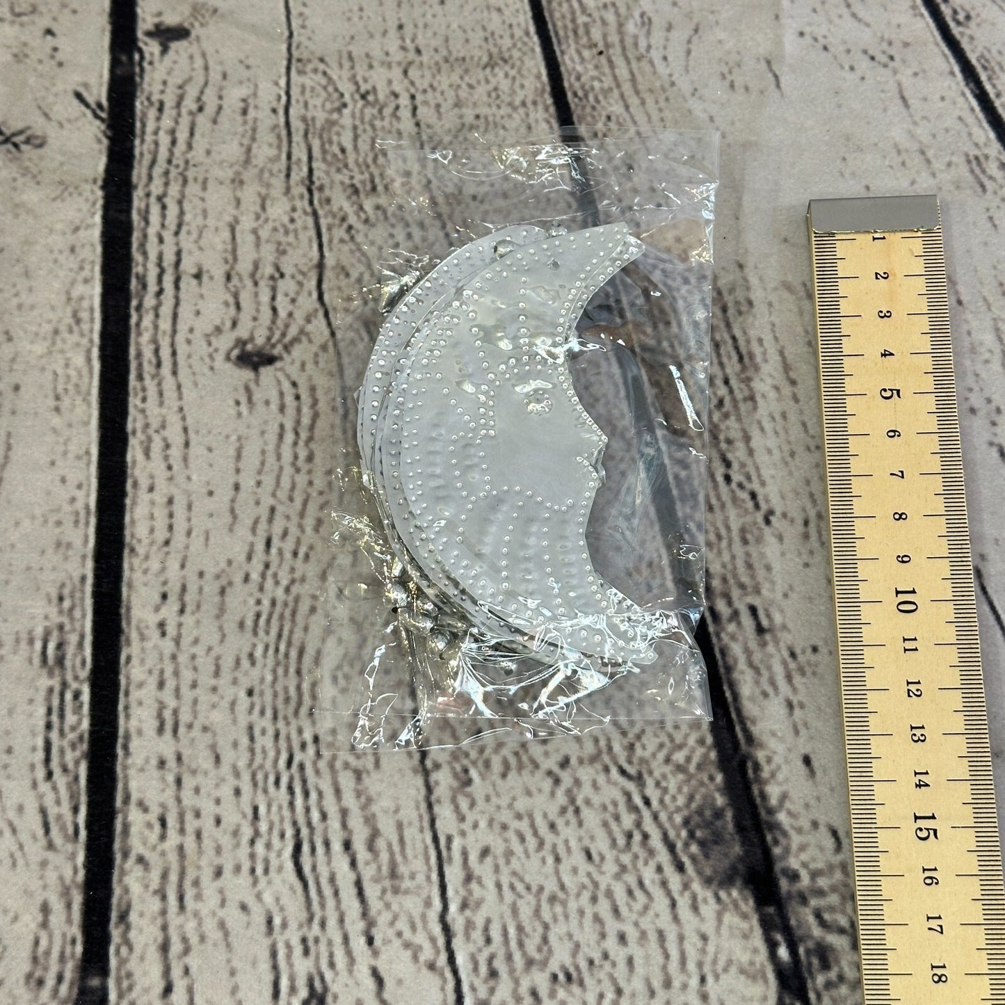 Aluminium Stamped Sitting Moon Face String Wall Hangings Home Decoration
